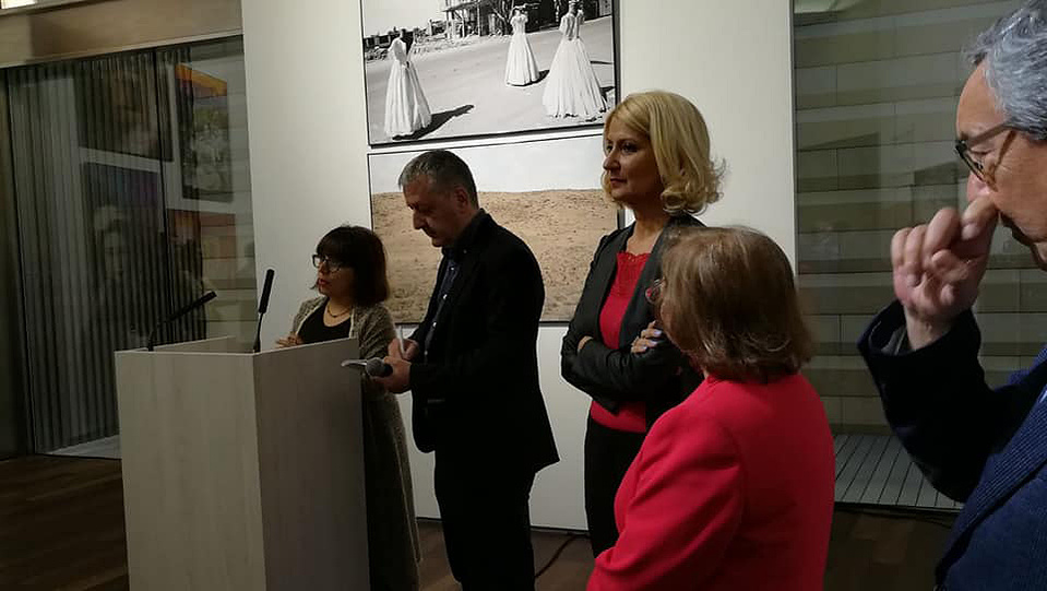 Zara Fernández de Moya y Santiago Olmo, comisarios de la exposición Miradas Paralelas. Irán-España: fotógrafas en el espejo en el Centro García Lorca de Granada