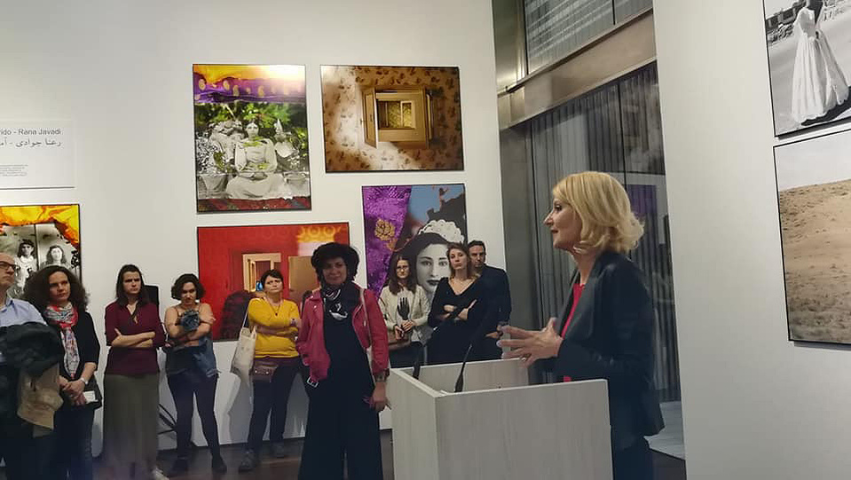 Zara Fernández de Moya y Santiago Olmo, comisarios de la exposición Miradas Paralelas. Irán-España: fotógrafas en el espejo en el Centro García Lorca de Granada