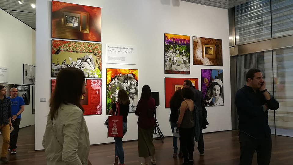 Zara Fernández de Moya y Santiago Olmo, comisarios de la exposición Miradas Paralelas. Irán-España: fotógrafas en el espejo en el Centro García Lorca de Granada