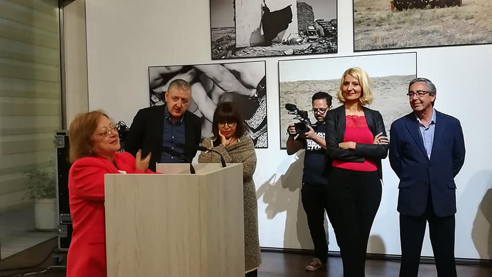Zara Fernández de Moya y Santiago Olmo, comisarios de la exposición Miradas Paralelas. Irán-España: fotógrafas en el espejo en el Centro García Lorca de Granada