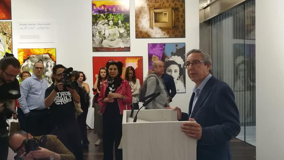 Zara Fernández de Moya y Santiago Olmo, comisarios de la exposición Miradas Paralelas. Irán-España: fotógrafas en el espejo en el Centro García Lorca de Granada