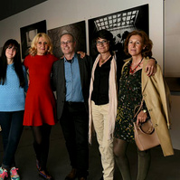 Zara Fernández de Moya y Santiago Olmo, comisarios de la exposición Miradas Paralelas. Irán-España: fotógrafas en el espejo en el Centro Cultural Conde Duque de Madrid