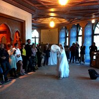 Zara Fernández de Moya y Santiago Olmo, comisarios de la exposición Miradas Paralelas. Irán-España: fotógrafas en el espejo en la Fundación Tres Culturas de Sevilla