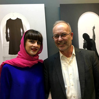 Zara Fernández de Moya y Santiago Olmo, comisarios de la exposición Miradas Paralelas. Irán-España: fotógrafas en el espejo en la Silk Road Gallery de Teherán