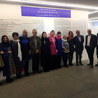 Zara Fernández de Moya y Santiago Olmo, comisarios de la exposición Miradas Paralelas. Irán-España: fotógrafas en el espejo en la Silk Road Gallery de Teherán