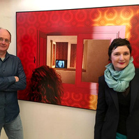 Zara Fernández de Moya y Santiago Olmo, comisarios de la exposición Miradas Paralelas. Irán-España: fotógrafas en el espejo en La Cárcel de Segovia