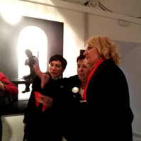 Zara Fernández de Moya y Santiago Olmo, comisarios de la exposición Miradas Paralelas. Irán-España: fotógrafas en el espejo en La Cárcel de Segovia