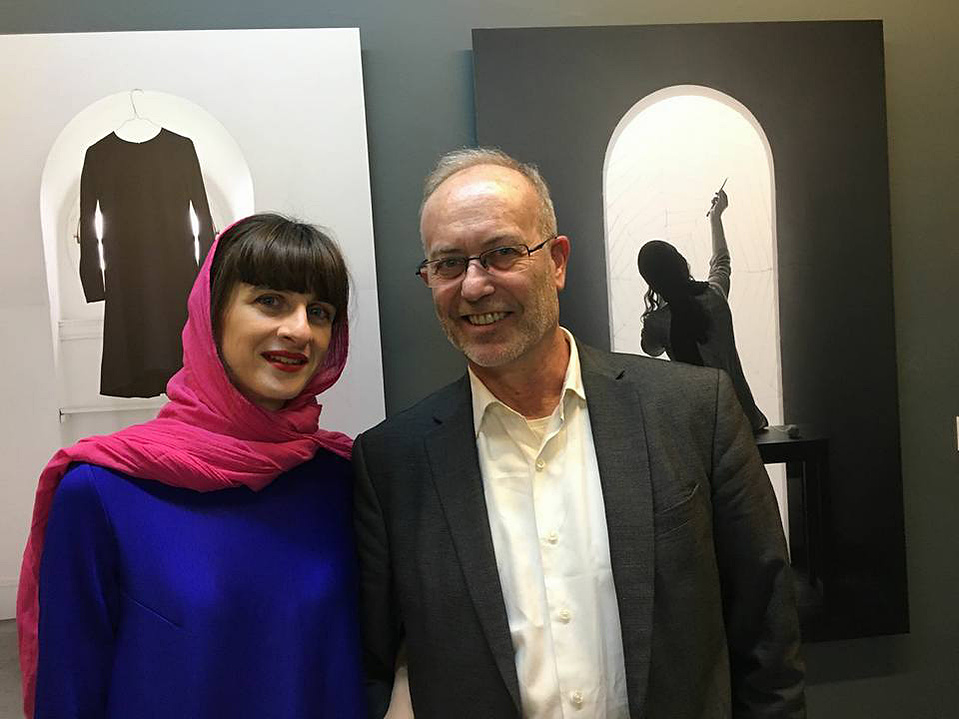 Zara Fernández de Moya y Santiago Olmo, comisarios de la exposición Miradas Paralelas. Irán-España: fotógrafas en el espejo en la Silk Road Gallery de Teherán