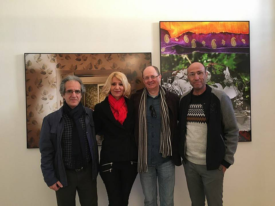 Zara Fernández de Moya y Santiago Olmo, comisarios de la exposición Miradas Paralelas. Irán-España: fotógrafas en el espejo en La Cárcel de Segovia