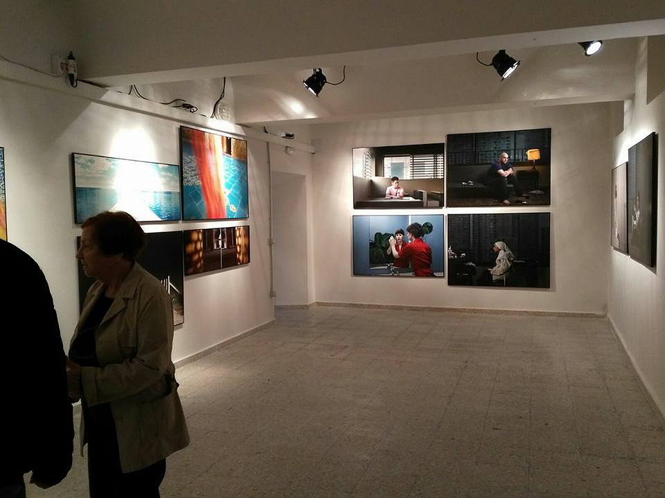 Zara Fernández de Moya y Santiago Olmo, comisarios de la exposición Miradas Paralelas. Irán-España: fotógrafas en el espejo en La Cárcel de Segovia