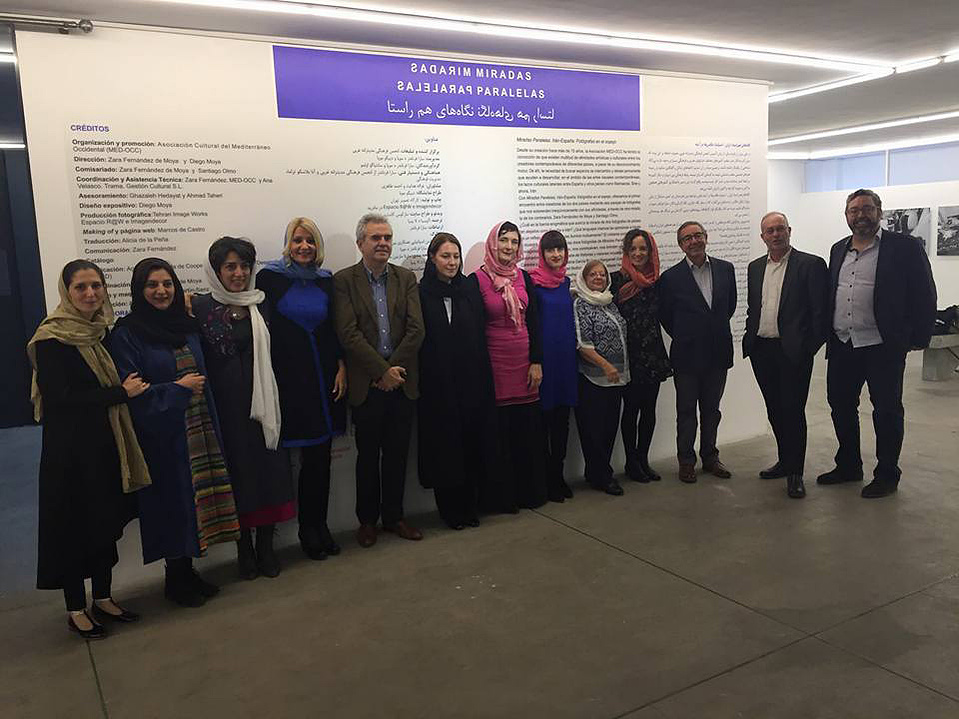 Zara Fernández de Moya y Santiago Olmo, comisarios de la exposición Miradas Paralelas. Irán-España: fotógrafas en el espejo en la Silk Road Gallery de Teherán