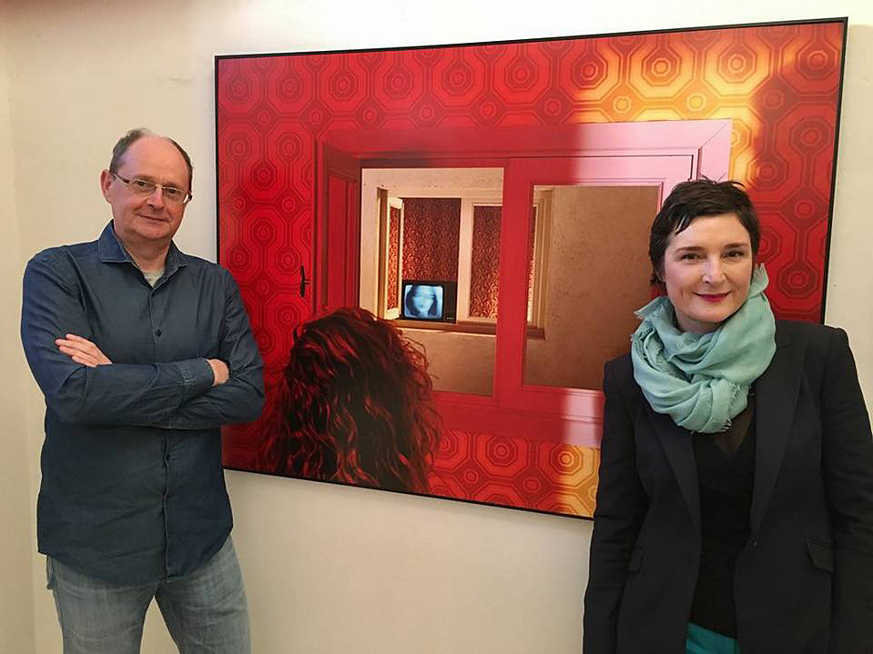 Zara Fernández de Moya y Santiago Olmo, comisarios de la exposición Miradas Paralelas. Irán-España: fotógrafas en el espejo en La Cárcel de Segovia