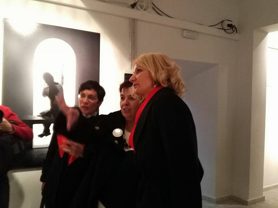 Zara Fernández de Moya y Santiago Olmo, comisarios de la exposición Miradas Paralelas. Irán-España: fotógrafas en el espejo en La Cárcel de Segovia