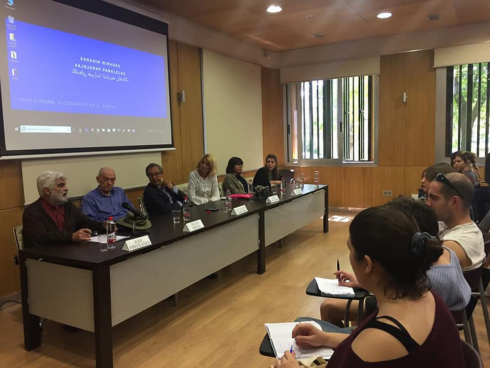 Zara Fernández de Moya y Santiago Olmo, comisarios de la exposición Miradas Paralelas. Irán-España: fotógrafas en el espejo en el Centro García Lorca de Granada
