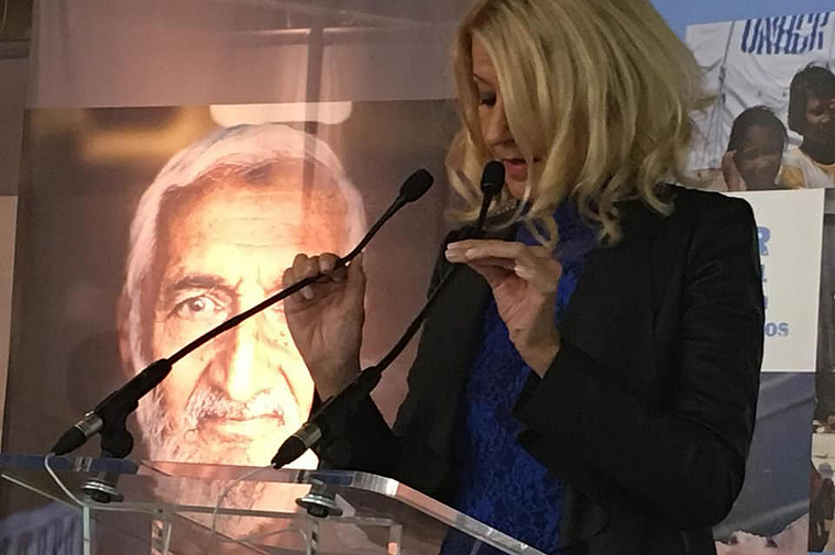 Zara Fernández de Moya presentando la exposición Apátridas: El laberinto de los invisibles