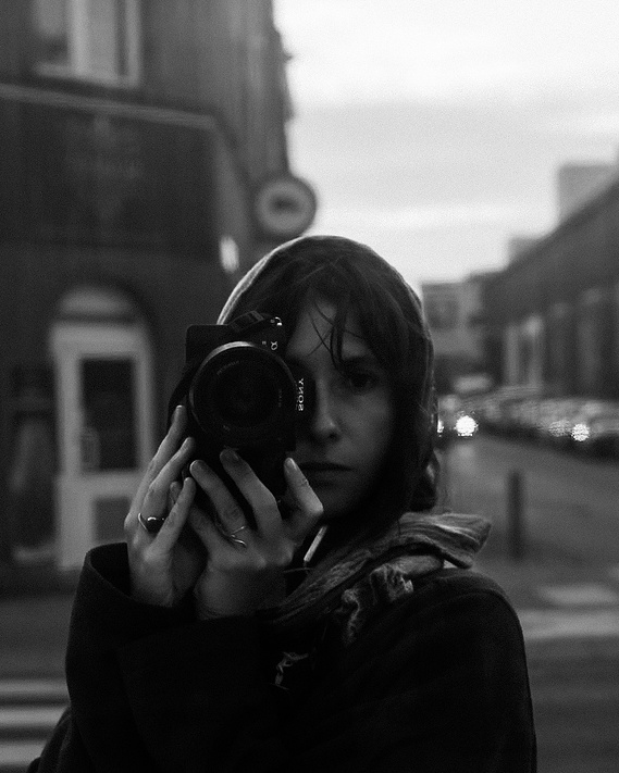 portrait Laura Anna Rossa, photographer and visual artist based in Antwerp, Belgium
