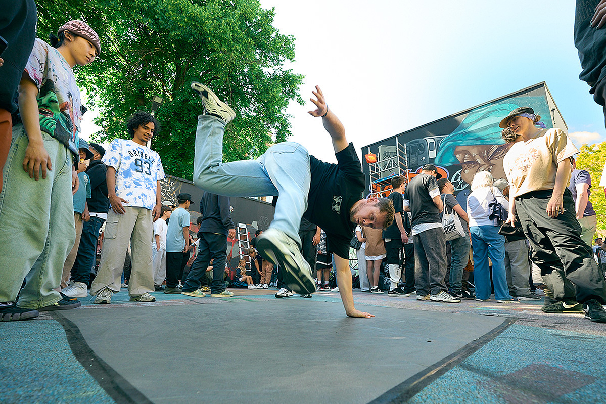A Bboy dances on the floor at the Epic Jam 2025 breaking cypher