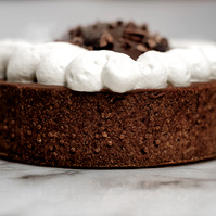 Photographie culinaire en macro explorant textures, matières et contrastes, pâtisserie.