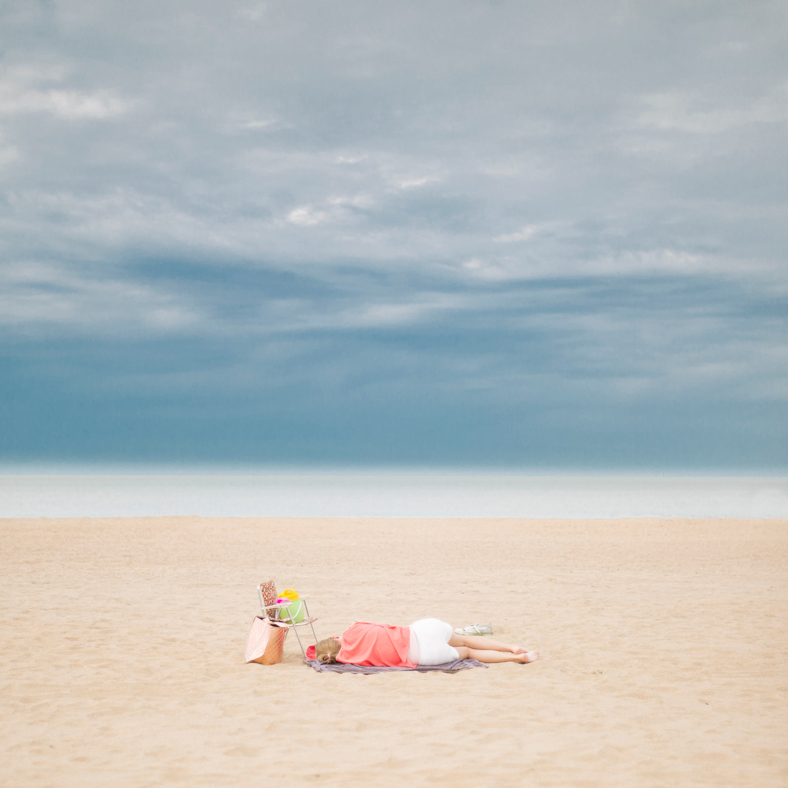Alone - Dame seule sur la plage du Touquet