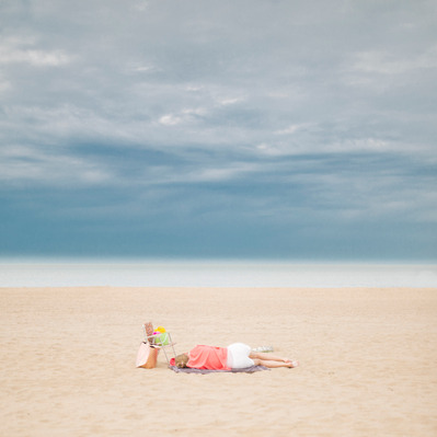 Plage du nord, femme seule dormant sur la plage.