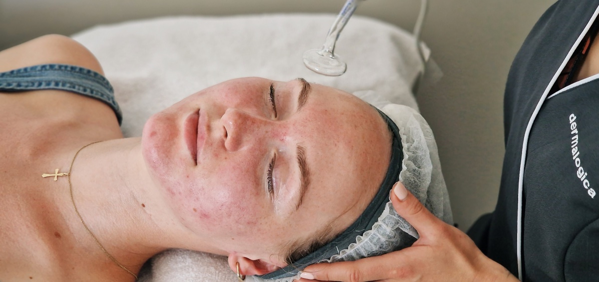 Pomoci přístroje, ozonizeru, během kosmetického ošetření Dermalogica dosáhneme vždy redukce mastnoty, prokrvení, regenerace pokožky, zklidnění a hlavně dezinfekce pleti (zánětu-akné).
