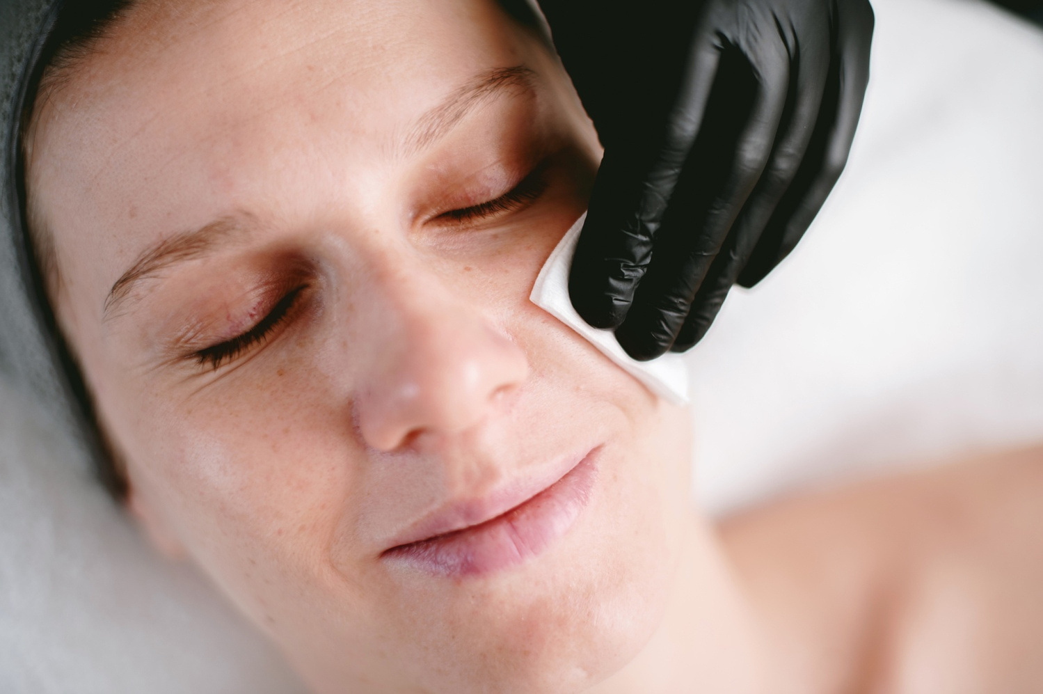 Intenzivní ošetření pleti Pro Bright Dermalogica využívá rozjasňujících účinků vitamínu C, který je vpravován do pleti tak, aby zmírnil její pigmentaci a sjednotil její tón.
