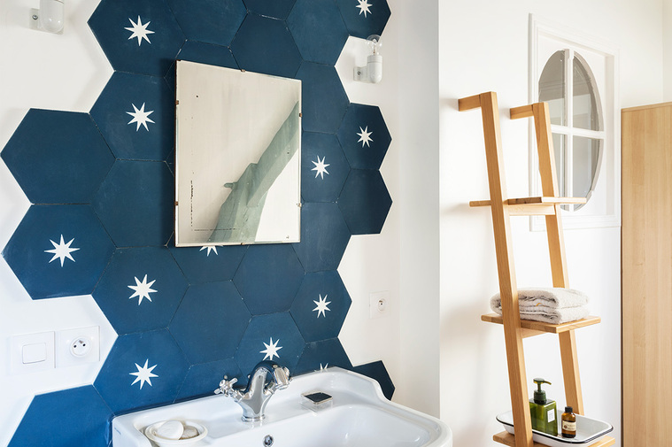 Emilie Guitton - Architecte d'intérieur - Grand ouest - Nantes - Aquitaine - Pays basque - Salle de bain, Lavabo - Matériaux naturels et subtilement colorés – carreaux ciments bleu nuit, faïence étoilées.