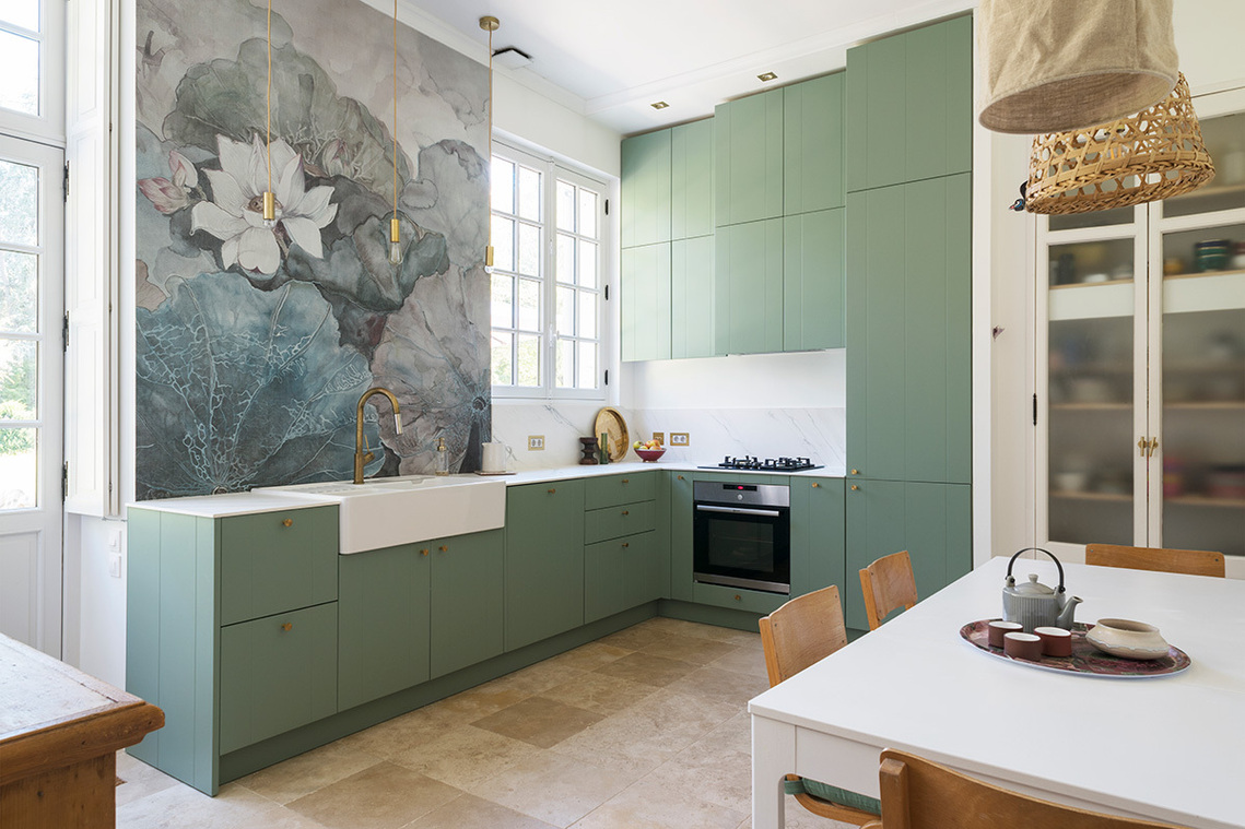GREENROOM - Saint Sébastien Sur Loire, Maison bourgeoise en bord de Loire   Agencement d’une cuisine de charme, d’un cabinet de toilette, d’une salle de bain sous les toits.