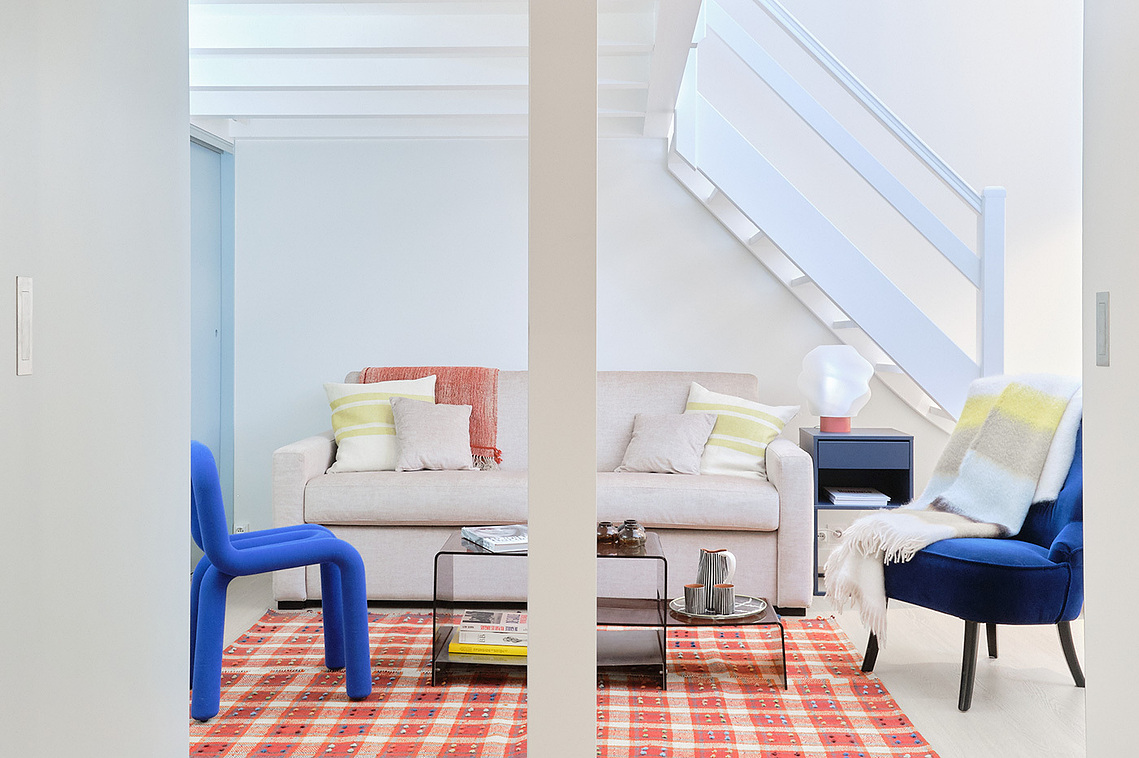 LAVERNIS - Rénovation d'un appartement à Biarritz, composé de deux espaces distincts avec chacun une mezzanine, et d'un grand espace bibliothèque. Un projet qui allie fonctionnalités et fluidité des mouvements d'un espace à l'autre.