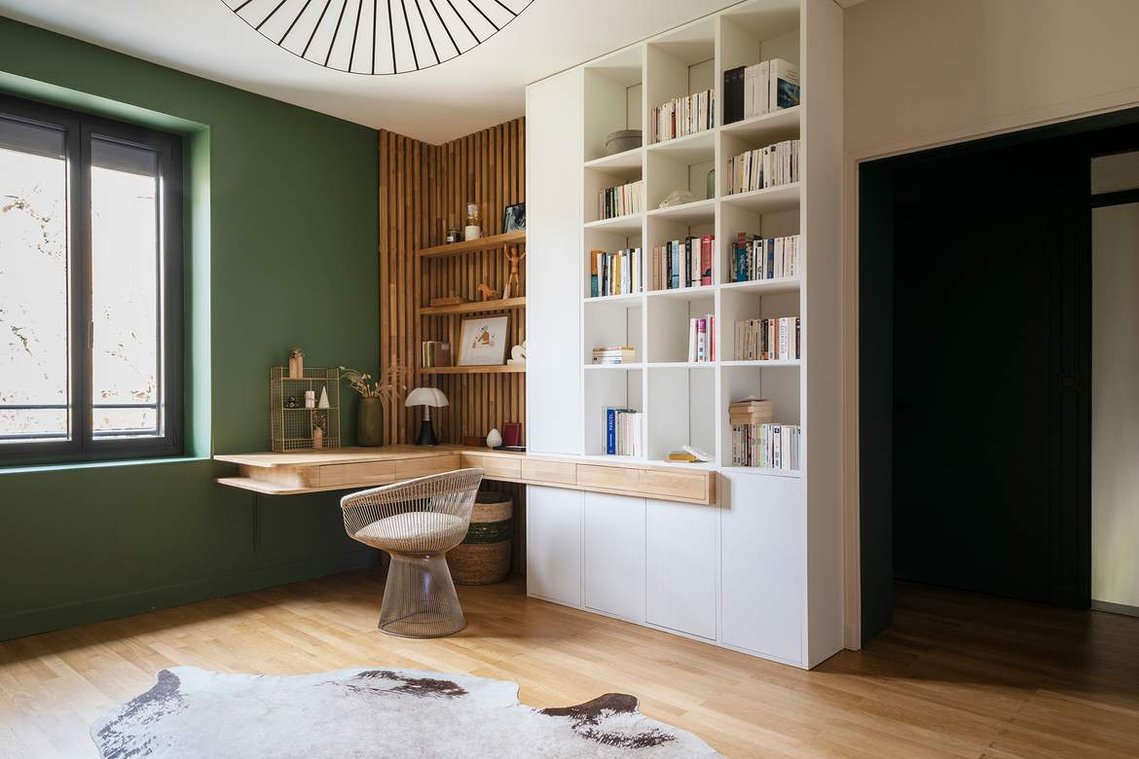 MULI - Nantes - Anglet - Alcôve propice à la création dans une pièce de passage - Création d’un espace de travail avec bureau et bibliothèque sur mesure. Emilie Guitton, architecte d'intérieur - Grand ouest - Nantes, Bretagne, Aquitaine, Pays basque.