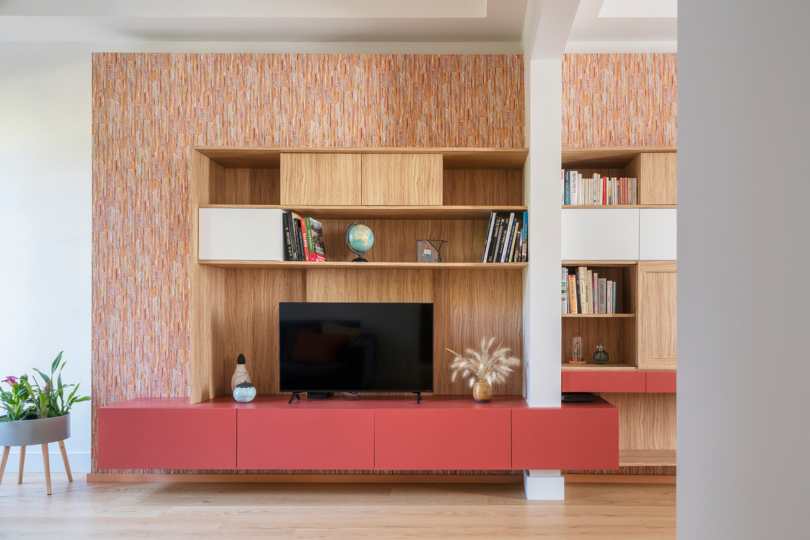 Pour unifier et lier les deux petits salons en un seul grand espace, Nous avons imaginé ce grand meuble bibliothèque - TV- bureau. Emilie Guitton, architecte d'intérieur. Grand ouest, Bretagne, Nantes, Aquitaine, Pays basque.