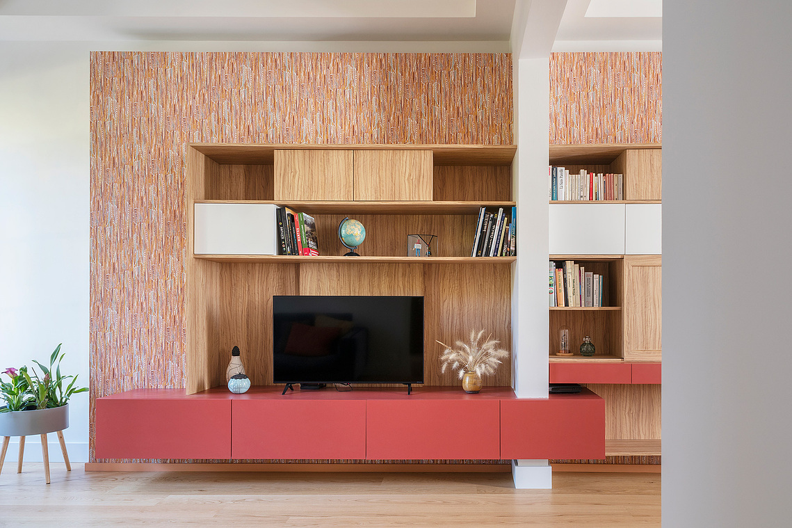 Pour unifier et lier les deux petits salons en un seul grand espace, Nous avons imaginé ce grand meuble bibliothèque - TV- bureau. Emilie Guitton, architecte d'intérieur. Grand ouest, Bretagne, Nantes, Aquitaine, Pays basque.