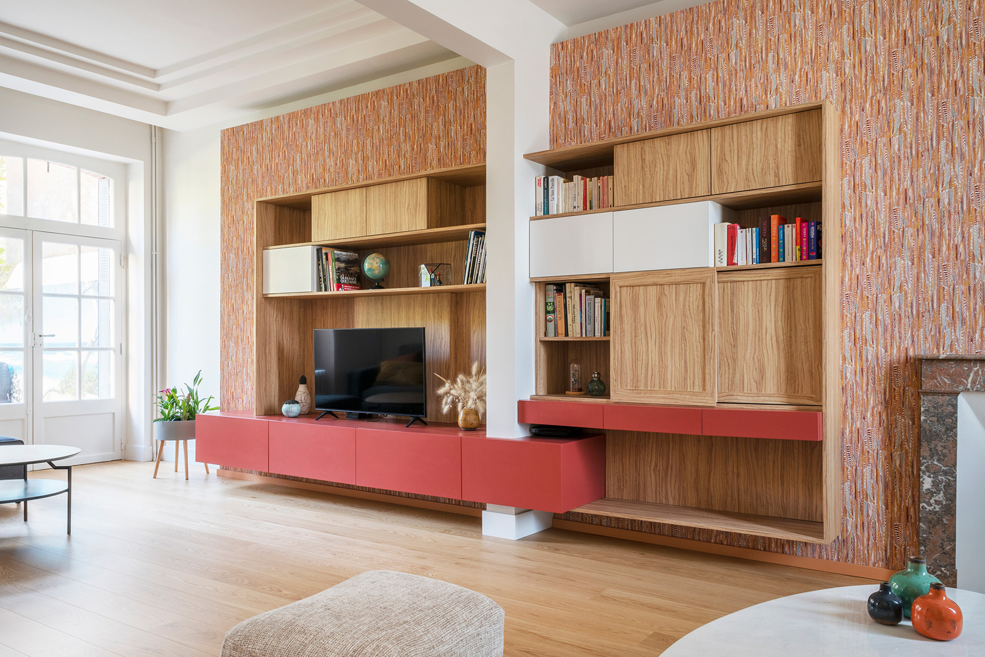 Pour unifier et lier les deux petits salons en un seul grand espace, Nous avons imaginé ce grand meuble bibliothèque - TV- bureau. Emilie Guitton, architecte d'intérieur. Grand ouest, Bretagne, Nantes, Aquitaine, Pays basque.