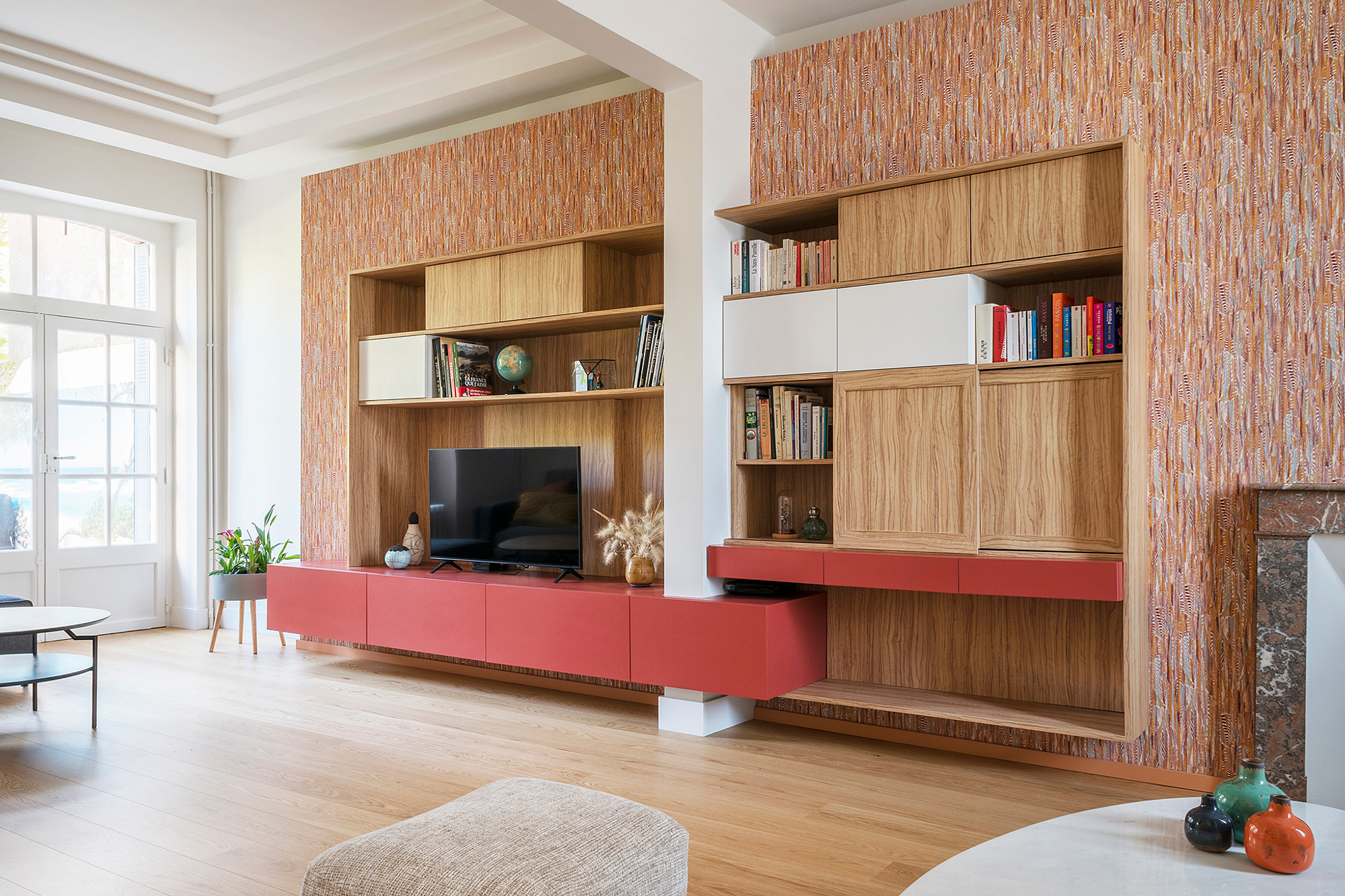 Pour unifier et lier les deux petits salons en un seul grand espace, Nous avons imaginé ce grand meuble bibliothèque - TV- bureau. Emilie Guitton, architecte d'intérieur. Grand ouest, Bretagne, Nantes, Aquitaine, Pays basque.