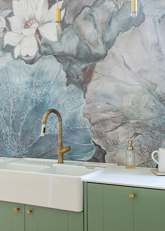 Emilie  Guitton, architecte d'intérieur - Grand ouest - Nantes - Bretagne - Aquitaine - Pays basque - Matériaux naturels et subtilement colorés – Laque mate vert tilleul, carreaux ciments bleu nuit, faïence étoilées, Fresque florale : WALLANDDECO.