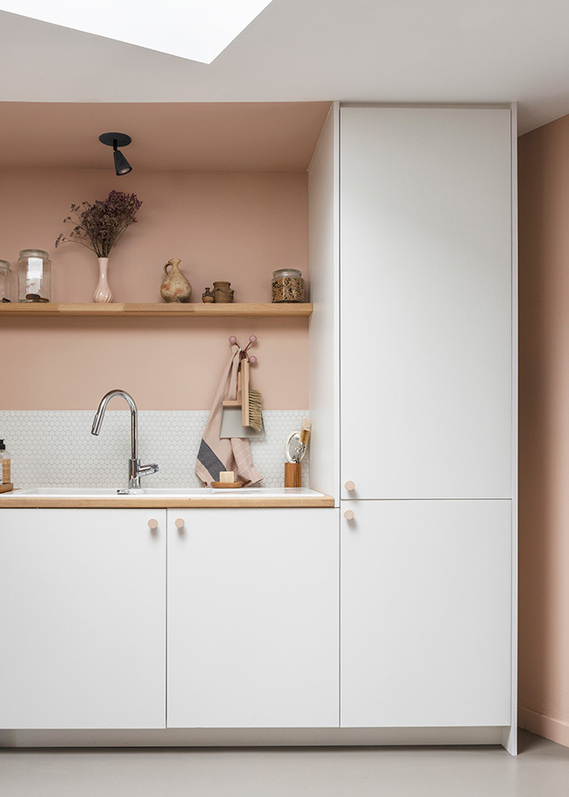 Cuisine, Rose. L’espace buanderie est travaillé avec des couleurs et matériaux doux. Emilie Guitton, architecte d'intérieure - Grand ouest, Nantes, Bretagne, Aquitaine, Pays basque. Cuisine.
