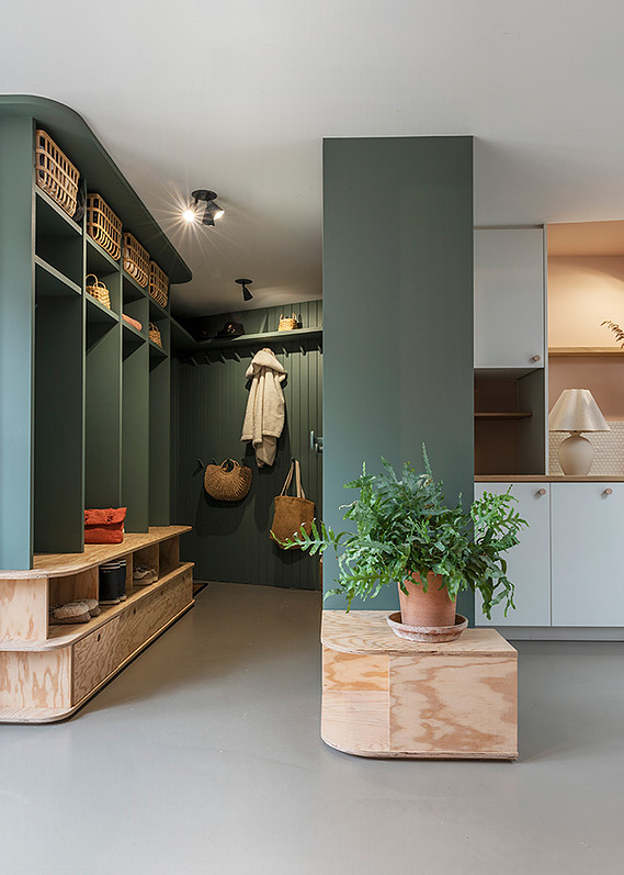 Création d’une entrée fonctionnelle avec un vestiaire où chacun peut trouver son espace de rangement. Emilie Guitton, architecte d'intérieure - Grand ouest, Nantes, Bretagne, Aquitaine, Pays basque.