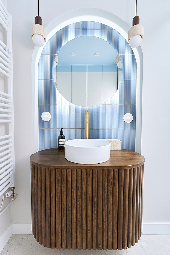 ROUSTA - Salle de bain, Biarritz - Ici nous optimisons l’espace salle de bain, en tirant parti de ses dimensions, en valorisant la lumière naturelle, en imaginant un écrin soyeux.