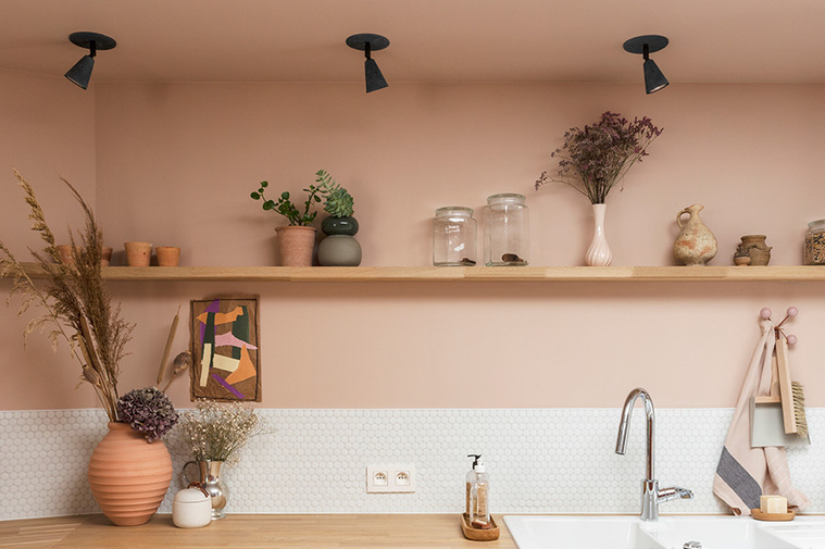 Cuisine, Rose. L’espace buanderie est travaillé avec des couleurs et matériaux doux. Emilie Guitton, architecte d'intérieure - Grand ouest, Nantes, Bretagne, Aquitaine, Pays basque. Cuisine.