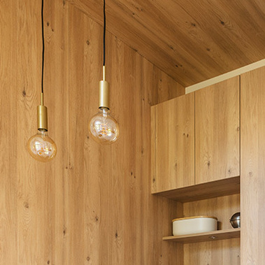 Emilie Guitton, architecte d'intérieur. Grand ouest : Nantes, Bretagne, Aquitaine, Pays Basque. Agencement cuisine, salle à manger et salon. Matériaux sobres et élégants : Laque mate blanche, Façades de mobilier en Fenix bleu nuit. Terrazzo.