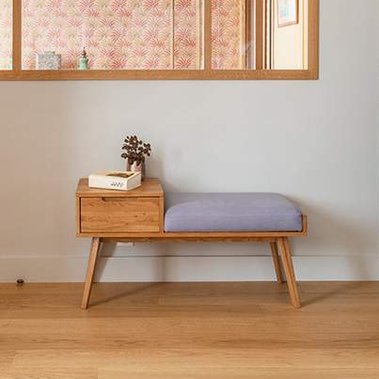 Emilie Guitton, architecte d'intérieur. Grand ouest : Nantes, Bretagne, Aquitaine, Pays Basque. Agencement cuisine, salle à manger et salon. Matériaux sobres et élégants : Laque mate blanche, Façades de mobilier en Fenix bleu nuit. Terrazzo.