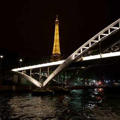 Eiffel Tower by Passerelle Debilly bridge. 