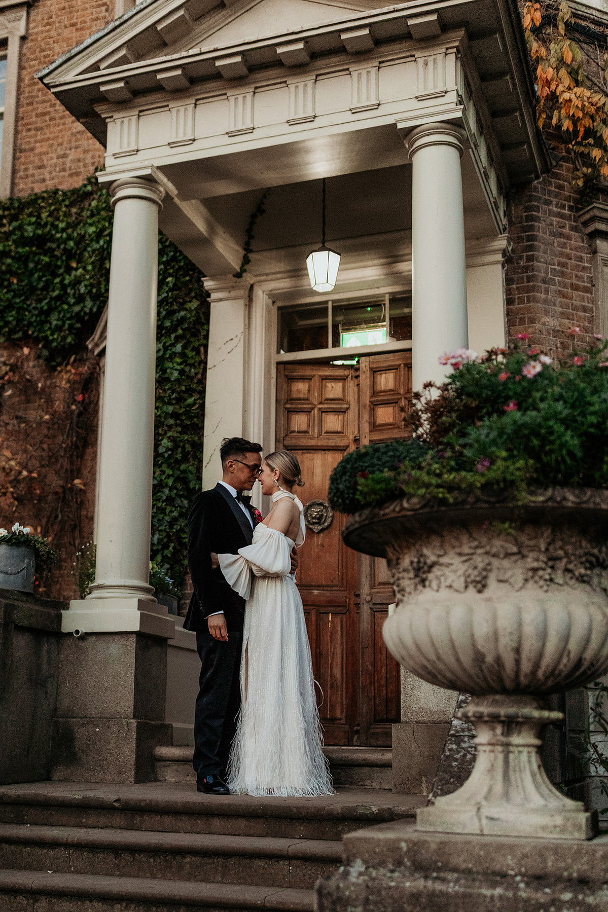 Couple shoot Hampton Court house