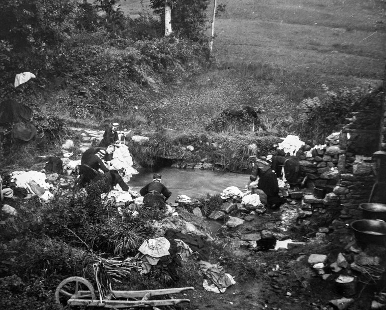 Photographie Fernand Cadoret, lavoir, région du Faouët, circa 1900