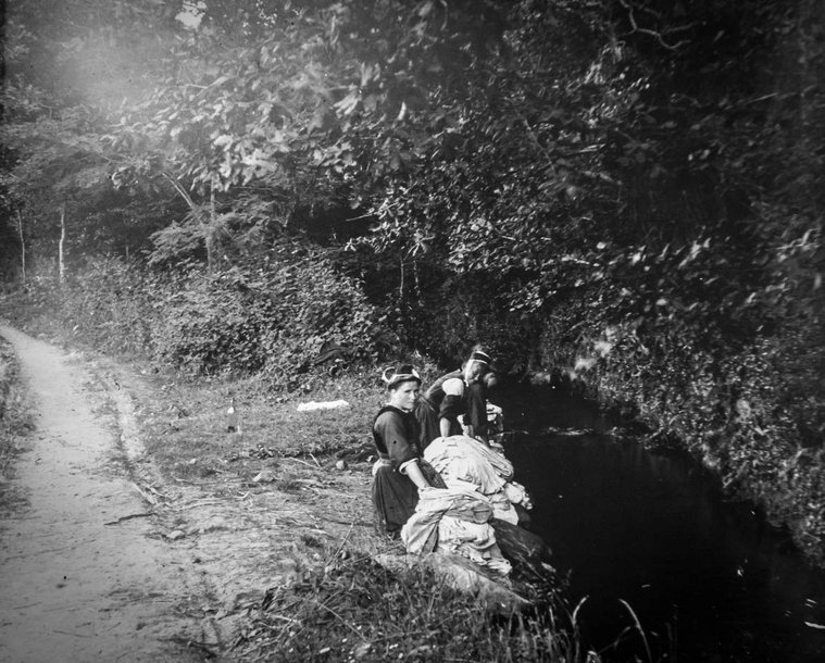 Photographie Fernand Cadoret, Scène de lessive, région du Faouët, circa 1900