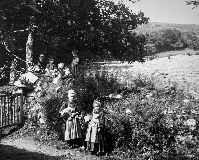 Photographie Fernand Cadoret, groupe d'enfants, région du Faouët, circa 1900