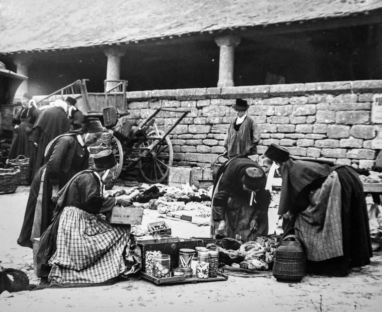Photographie Fernand Cadoret, Marchandes de bonbons, région du Faouët, circa 1900