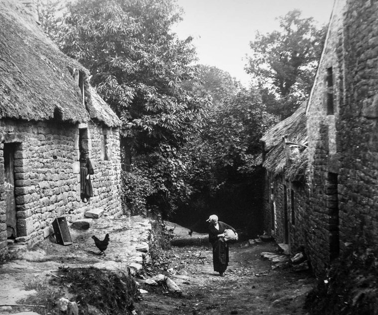 Photographie Fernand Cadoret, rue de Hameau, région du Faouët, circa 1900