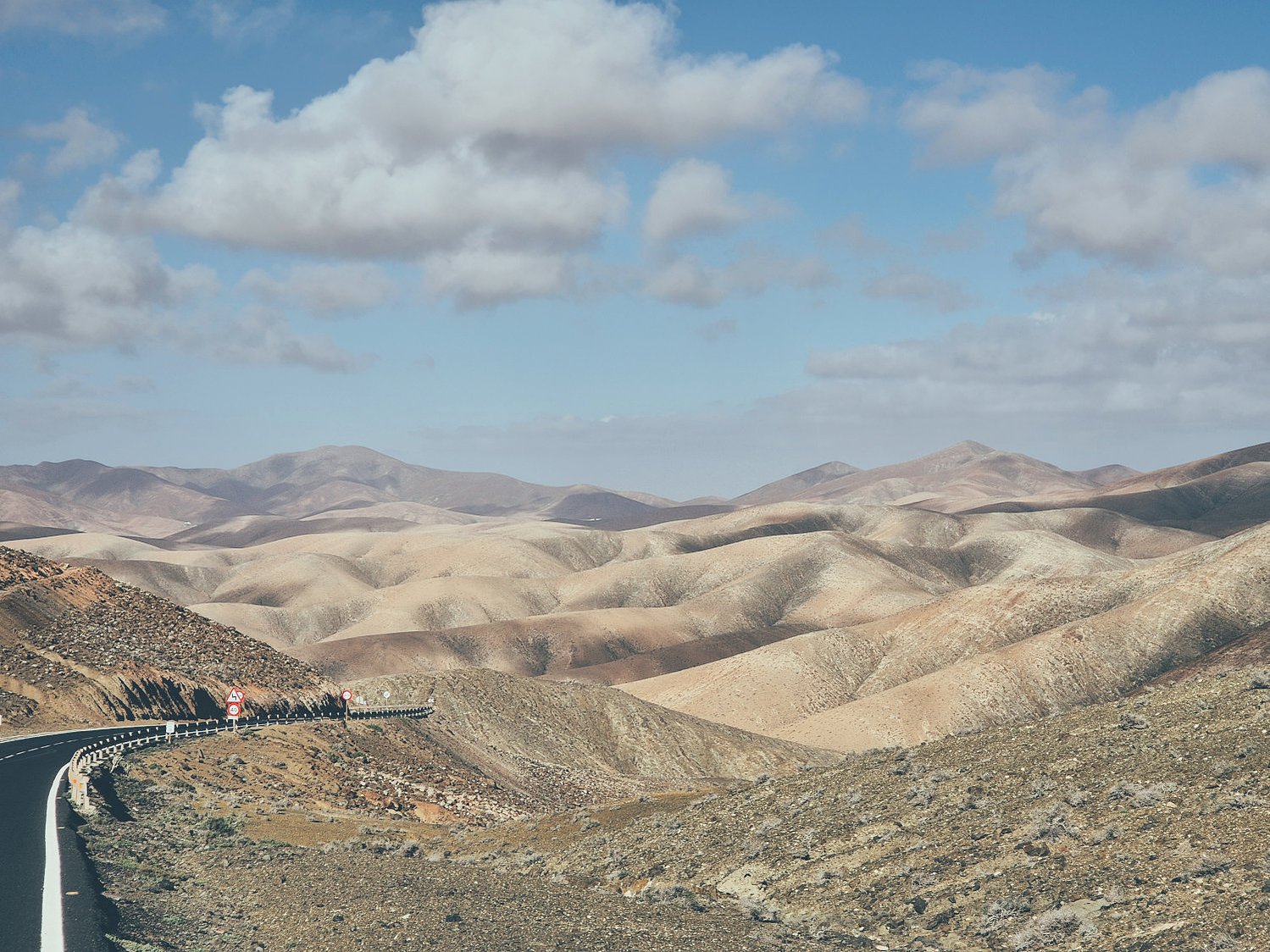 Fuerteventura - wyspa wiatru, bardzo surowych acz niesamowicie pięknych, na poły wulkanicznych i księżycowo - marsjańskich krajobrazów, kapitalnych szos o nierzadko znikomym natężeniu ruchu, a także setkami kilometrów dróg żwirowych.
