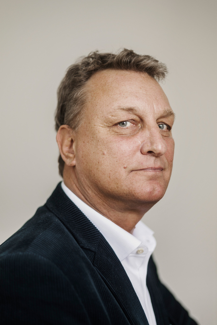 Magnus Olovson, inför en utställning med skulpturer av hans far Gudmar Olovson på Bukowskis (DiWeekend, 2022)